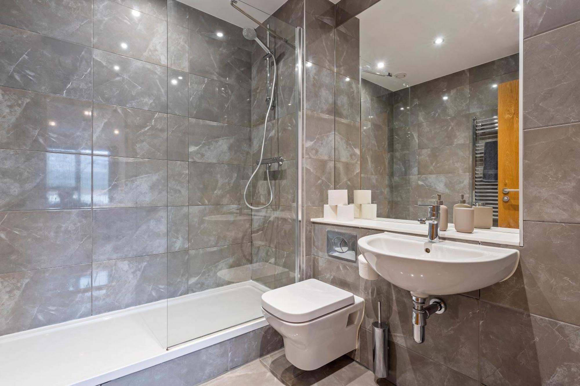 Shanti Suite - 2Bed 2Bath City Centre - Wifi - Netflix- Parking- Modern- Perfect For Family, Contractors, Leisure, Business By Shanti Nights Birmingham Buitenkant foto